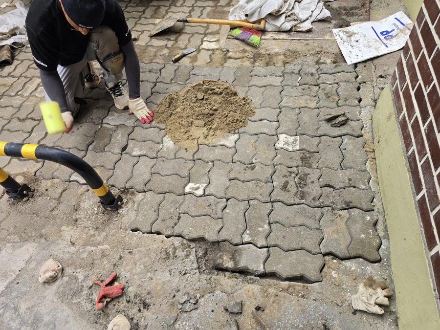 의정부 초등학교 현장, 보도블럭 재시공을 마친 보수 자리