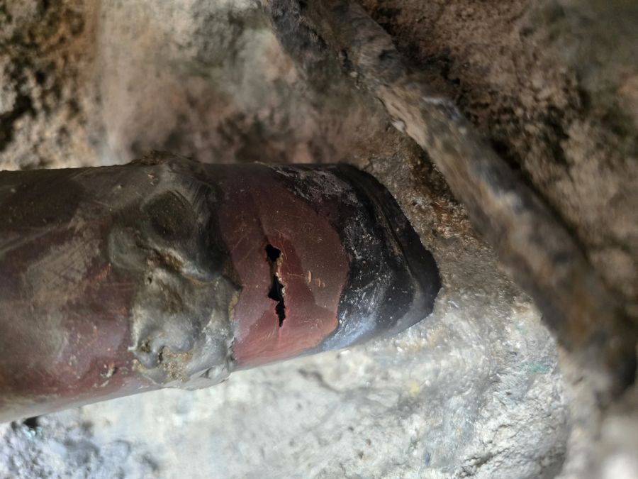 의정부 초등학교 현장, 옹벽 경계부 크랙으로 구멍이 뚫린 배관 클로즈업