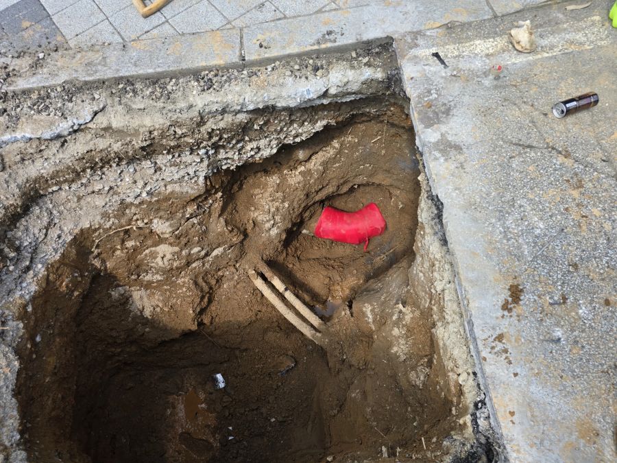 포천 어린이과학관 현장, 150mm 강관 엘보 크랙 지점을 굴착해 확인하는 모습