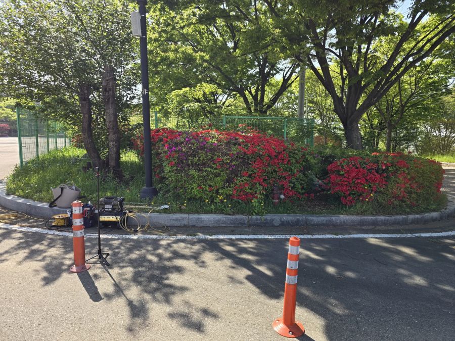 안산 수련원 현장, 화단 인근에서 상수도 급수배관을 확인하기 위해 장비를 배치한 모습