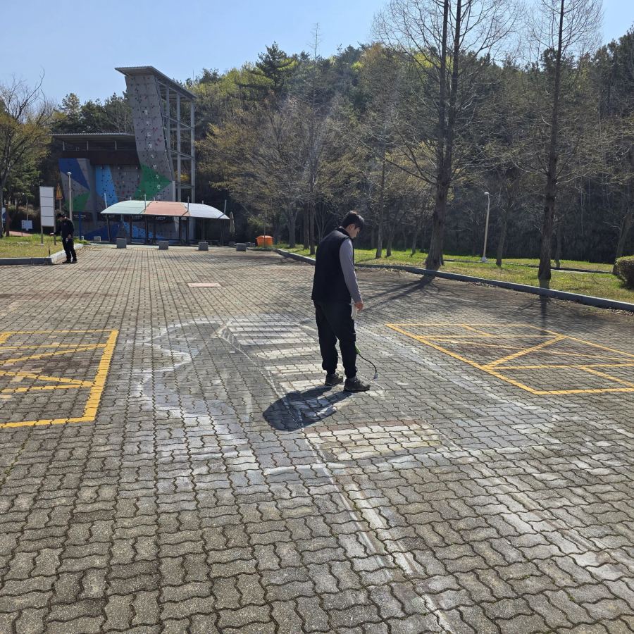 안산 수련원 현장, 탐지 장비로 지면을 확인하며 걷는 기술자